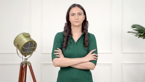 chica india confiada de pie con las manos cruzadas