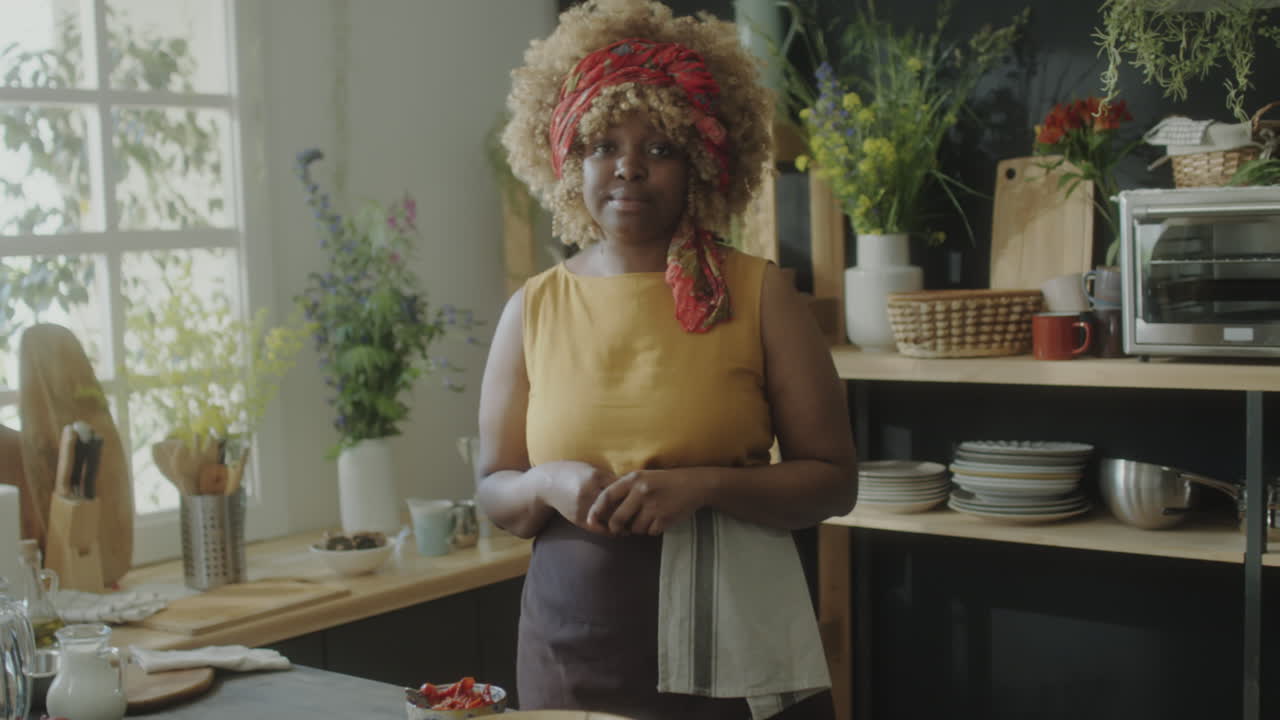 Wanita Afrika-Amerika Merekam Vlog di Dapur