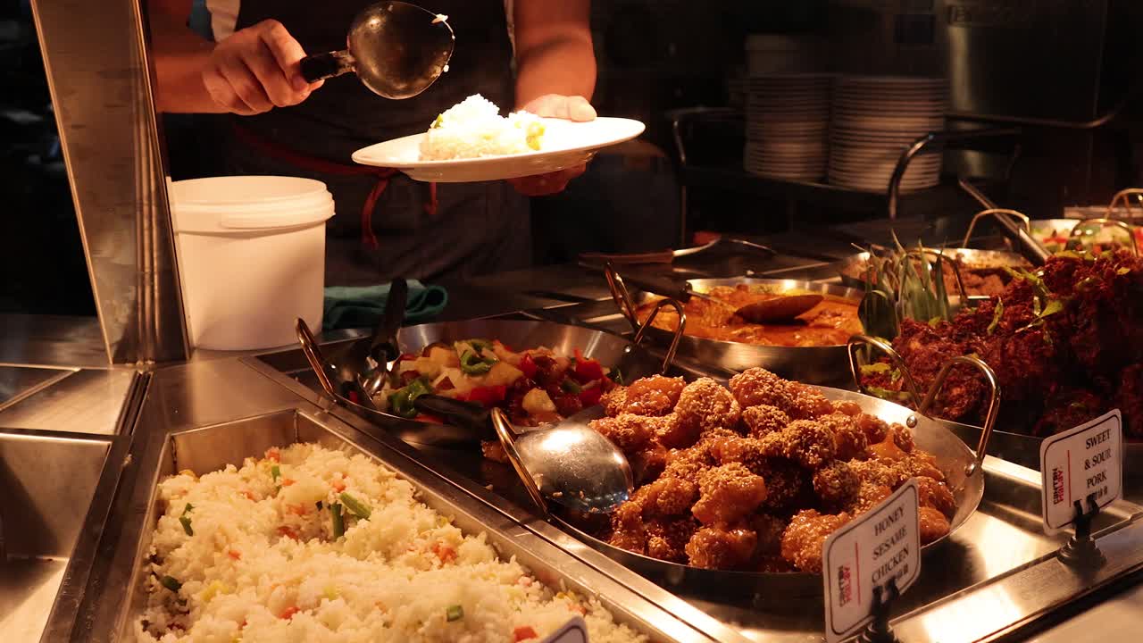 멜버른 시장 상점 에서 손으로 음식 을 제공 하는 것