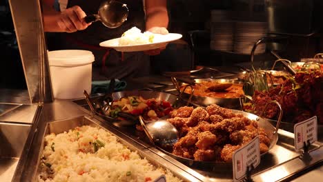 comida servida a mano en el puesto del mercado de melbourne