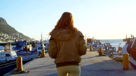 mujer caminando en el muelle 4k