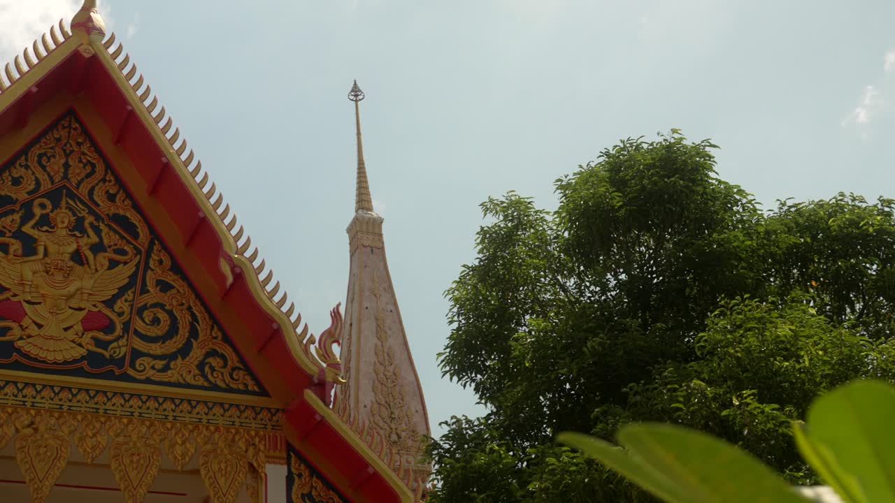 chalong temple phuket, tailandia detalle del frontón frente al templo wat chaithararam
