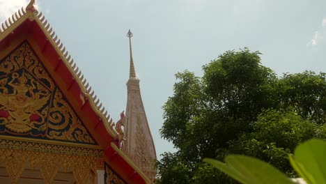 Chalong-Tempel,-Phuket,-Thailand-Detail-Des-Giebels-Vor-Dem-Tempel-Wat-Chaithararam