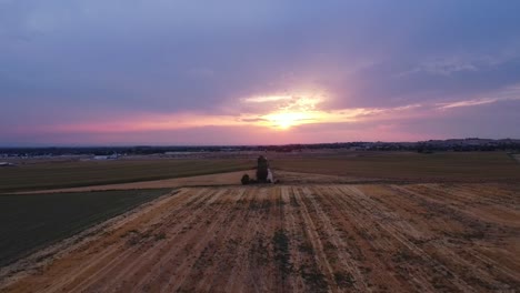 Perspectiva-De-Movimiento-Inverso-De-Drones-Sobre-El-Campo-De-Trigo-Durante-La-Puesta-De-Sol-1080p-120-Fps