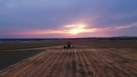 perspectiva de movimiento inverso de drones sobre el campo de trigo durante la puesta de sol 1080p 120 fps
