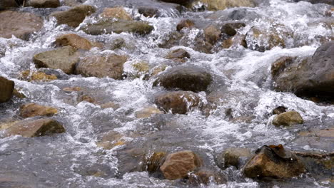 Klarer-Bach,-Der-Durch-Steinbrocken-Fließt,-Reichlich-Fluss,-Der-In-Zeitlupe-Fließt