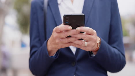 hombre de negocios, teléfono y manos al aire libre