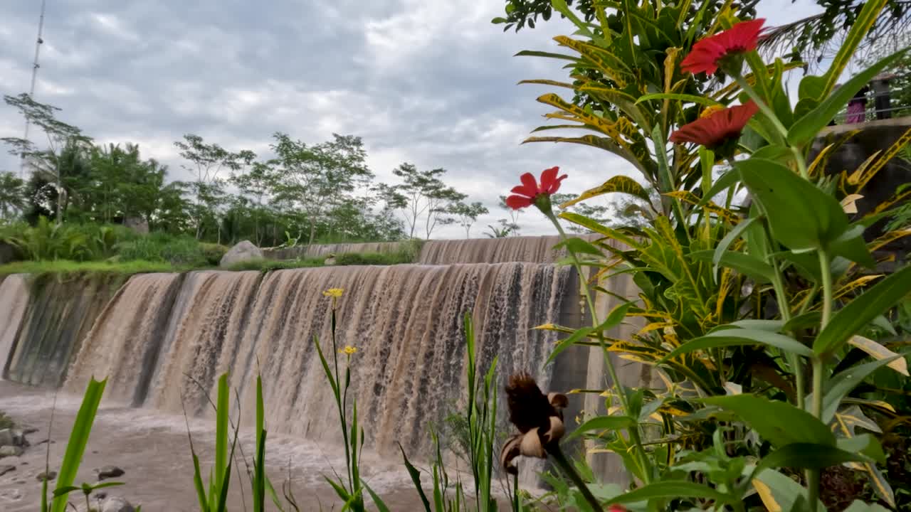 물은 진과 화산 재를 지니고 있기 때문에 구름이 많은 폭포의 전망은 차가운 용암 흐름의 경로입니다.