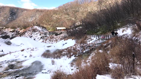 Hokkaido-japan,-Circa-:-Jigokudani,-Auf-Englisch-Als-„höllental“-Bekannt,-Ist-Die-Quelle-Heißer-Quellen-Für-Viele-Lokale-Onsen-spas-In-Noboribetsu,-Hokkaido