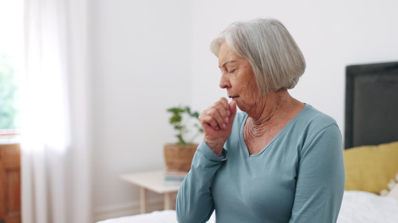 enfermo, tos y mujer mayor en la cama