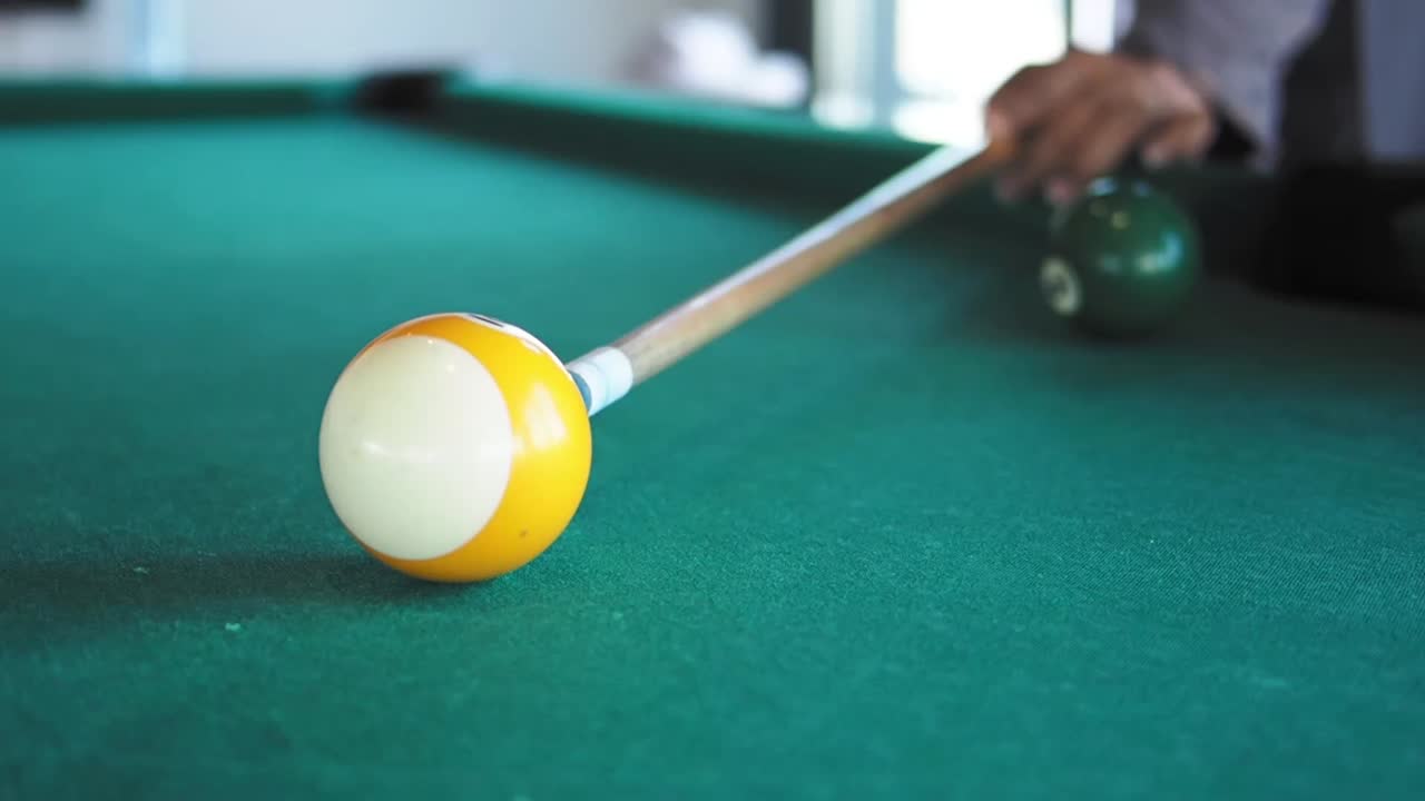 Biljarten op een pooltafel