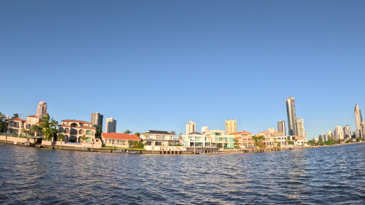 골드 코스트 스카이라인을 보여주는 보트 타기