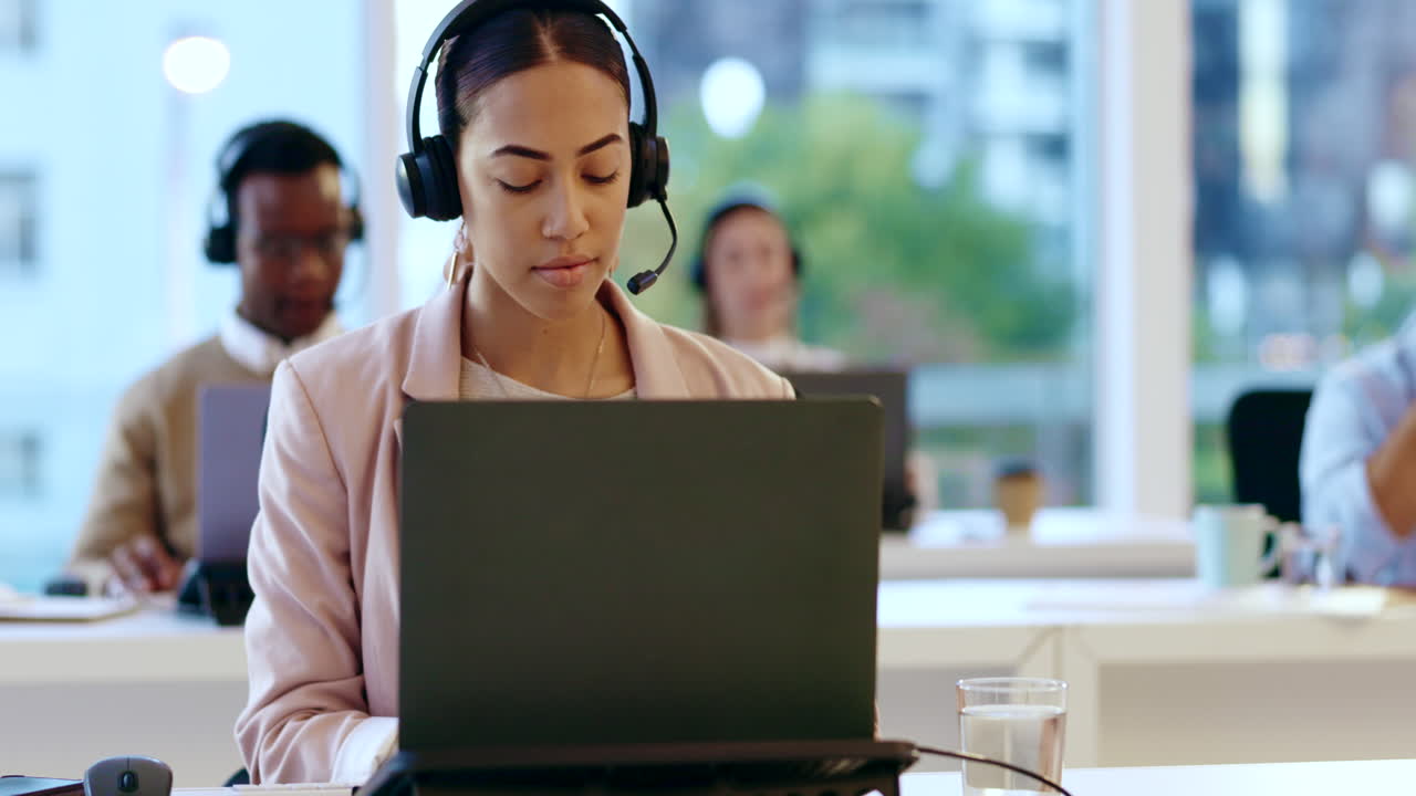 portátil, soporte al cliente y agente femenino en una llamada