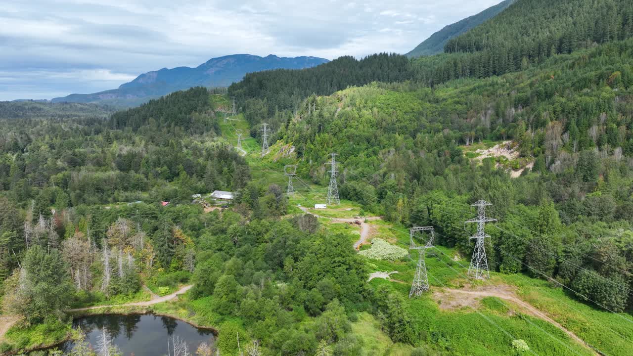 캐스케이드 산맥을 통과하는 유틸리티 케이블의 조감도