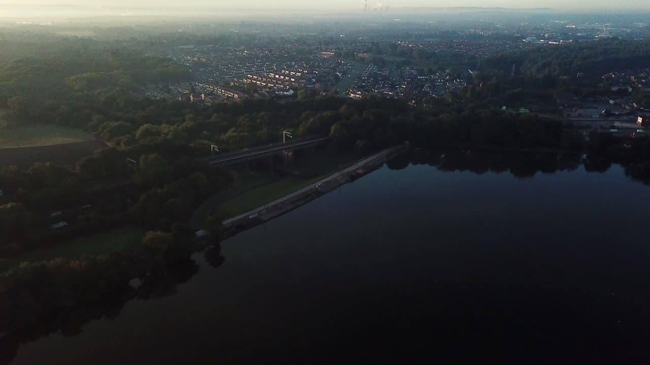 하강 공중 전방으로 호수 저수지를 넘어 철교 쪽으로 이동