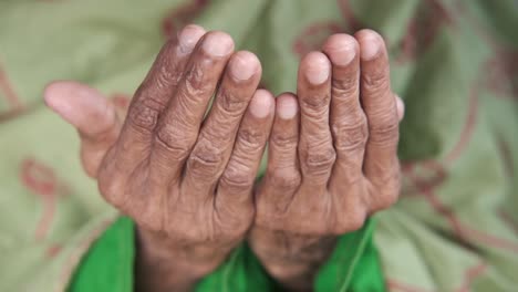 manos de ancianos en oración