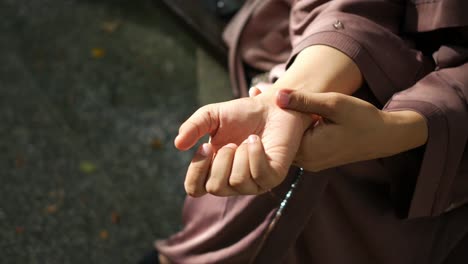 manos de mujeres jóvenes que sufren dolor en la muñeca,