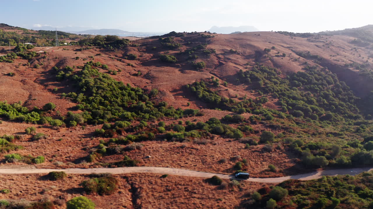 Furgone su strada sterrata nelle montagne rosse di Tarifa, Andalusia