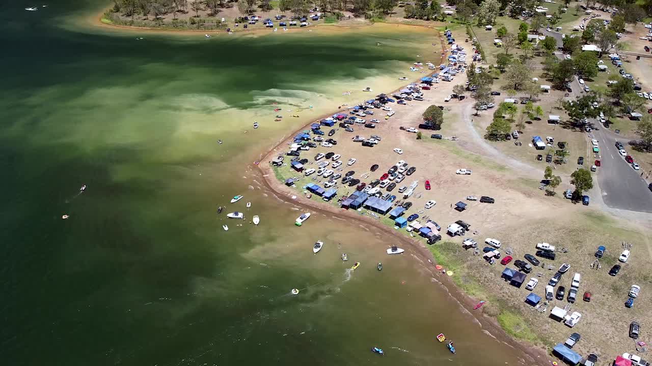 вид с воздуха на автомобили, припаркованные вдоль береговой линии у озера сомерсет