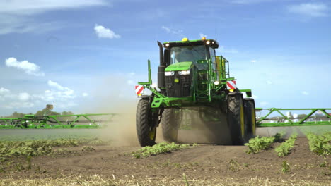 pulverizador agrícola para el riego del campo agrícola. máquina de pulverización