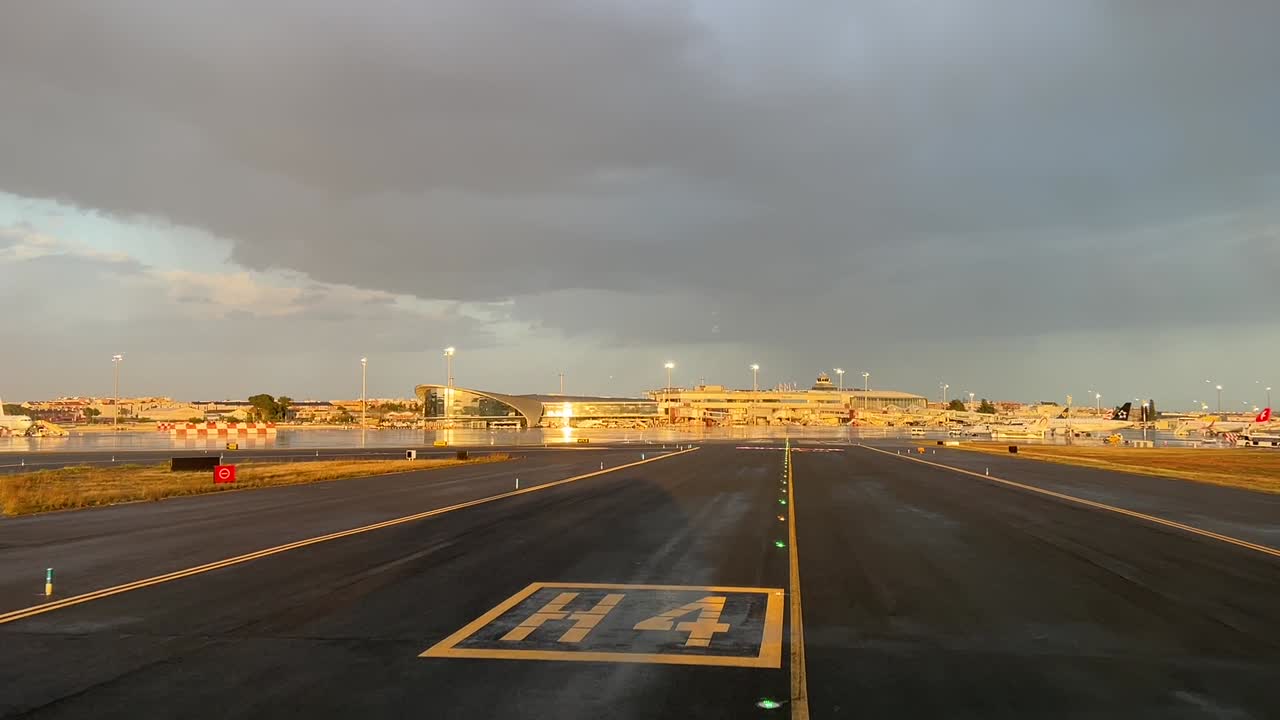 멋진 노란색 신호등과 함께 폭풍 후 발렌시아 공항으로 택시