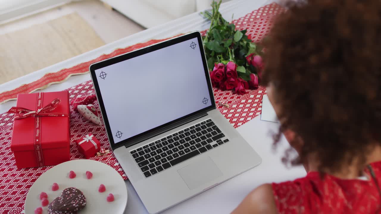 ⁇ 런타인 데이트 비디오 통화에서 노트북 컴퓨터를 사용하는 혼성 인종 여성