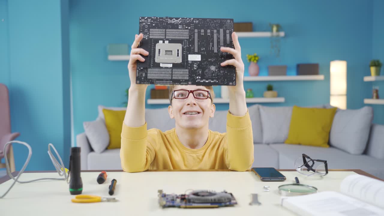 그의 전자 컴퓨터 카드를 존경하는 젊은 남자.