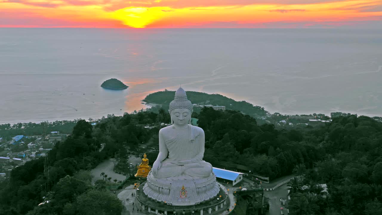 vista aérea del atardecer en phuket el gran buda