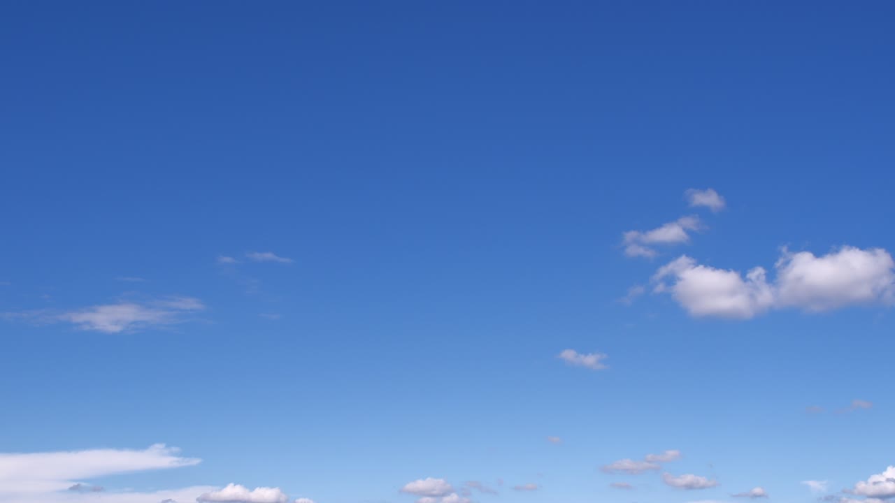 푸피 클라우드 타임 스 (fluffy cloud time lapse) 는 구름이 많은 날에 촬영된 4k 영상이다.