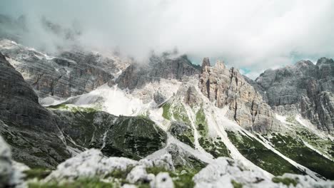 Timelapse-En-Un-Control-Deslizante-Con-Nubes-En-Movimiento-En-Los-Dolomitas-Italianos