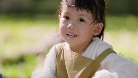 공원에서 작은 소녀