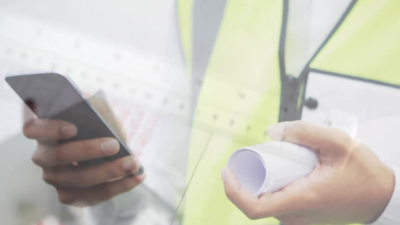 arquitecto llamando a su teléfono