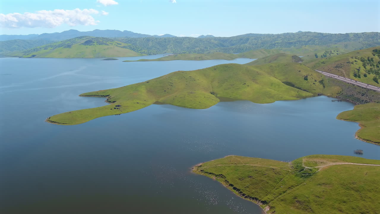 aerial del embalse de san luis en merced, california