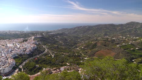 Muy-Por-Encima-De-La-Vista-Panorámica-Sobre-El-Campo-Verde-Con-El-Pueblo-Blanco-Y-El-Océano