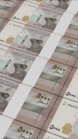 video vertical de billetes de 5.000 libras sirias impresos por una prensa de dinero