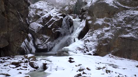 Vista-Panorámica-De-La-Roca-Cae-En-Un-Frío-Día-De-Invierno