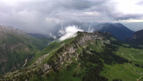 formación de nubes sobre la cresta de una montaña en los alpes franceses