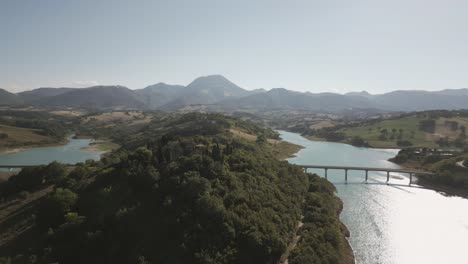 Un-Dron-Disparado-Desde-El-Lago-Cingoli-5