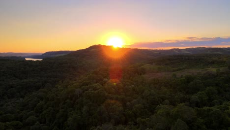 Drohne-Fliegt-über-Den-Regenwald-Von-Misiones,-Argentinien-In-Richtung-Der-Untergehenden-Sonne