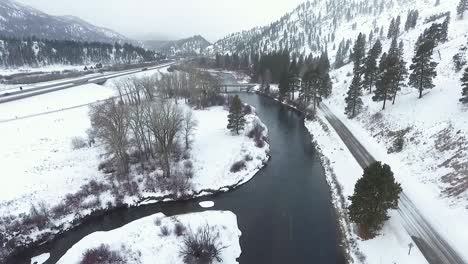 Luft---Drohne-Fliegt-über-Gabelung-Im-Fluss