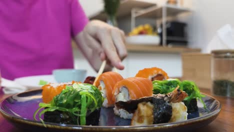 persona comiendo sushi