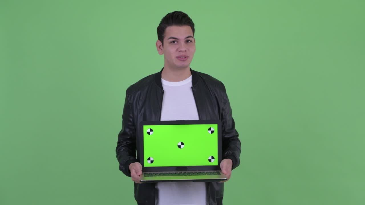 joven apuesto hombre multiétnico con chaqueta de cuero