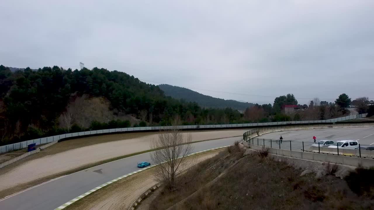 спортивные автомобили на участке гоночной трассы в барселоне