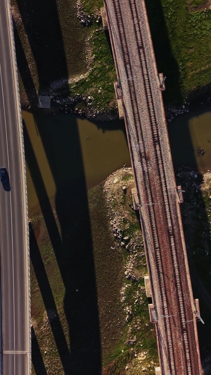 Vista di strada e passaggio a livello in zona rurale a mezzogiorno
