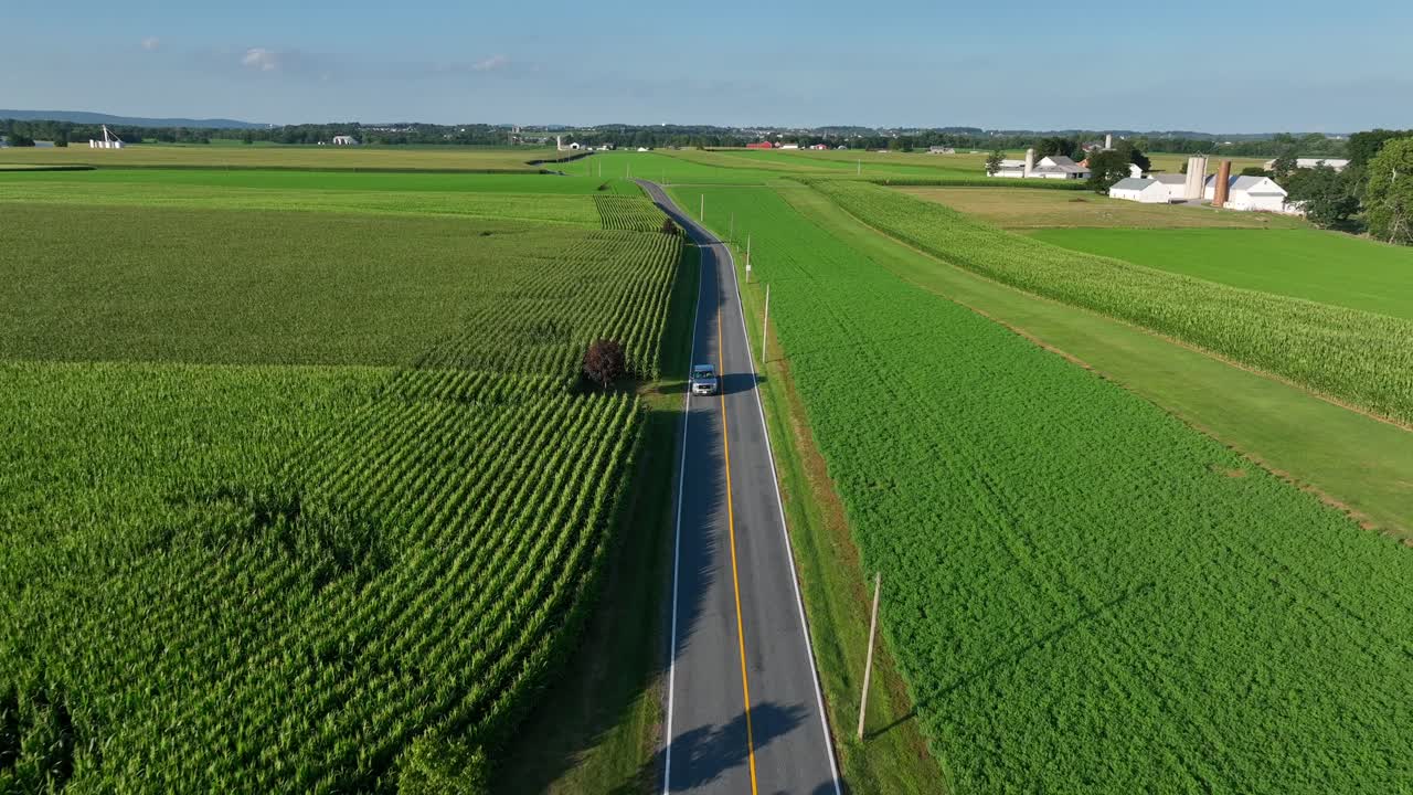 미국 시골에서 운전하는 트럭의 추적 샷
