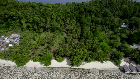 Raja-Ampat-Luftaufnahme-Des-Strandes-Und-Des-Riffs-An-Einem-Heißen,-Sonnigen-Tag