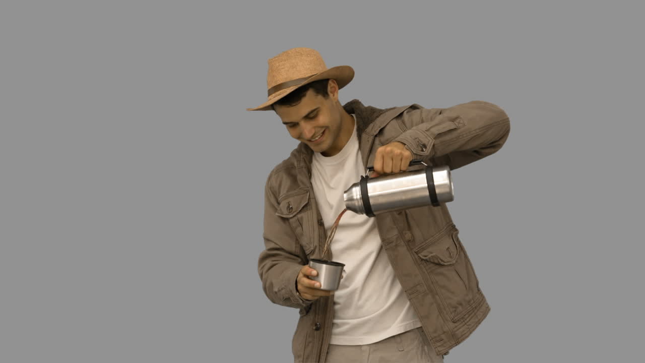 hombre vertiendo café de un frasco de vacío en la pantalla gris