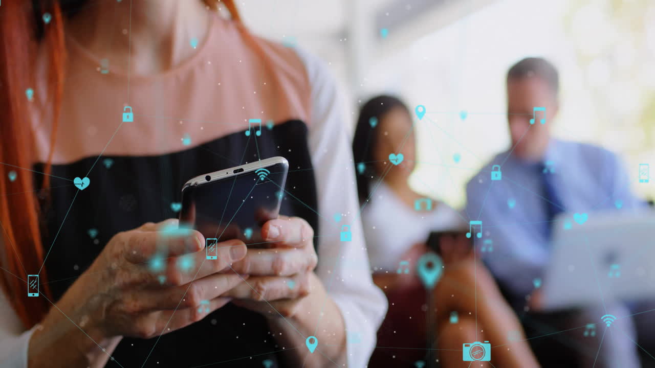 animación de globo de red de conexiones sobre mujer de negocios caucásica usando teléfono inteligente