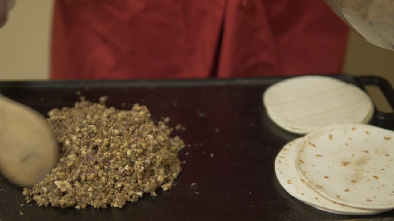 이 비디오는 비건 타코를 먹을 준비에 관한 것입니다.