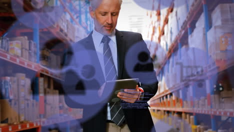 animación de iconos digitales y procesamiento de datos sobre el hombre utilizando tableta en el almacén